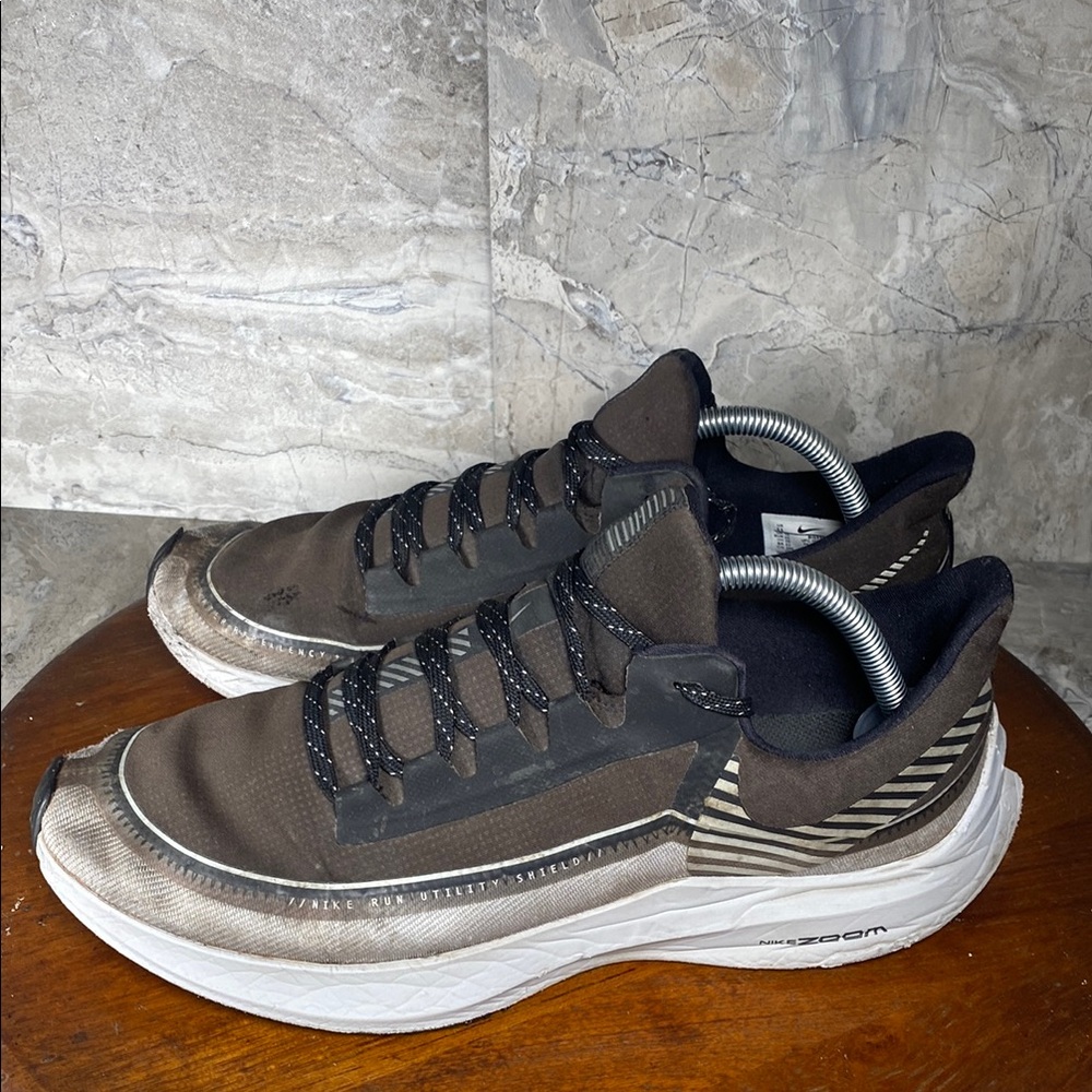 Nike Zoom Winflo 6 Shield Men’s Size 11 Silver/Black Athletic Running Shoes